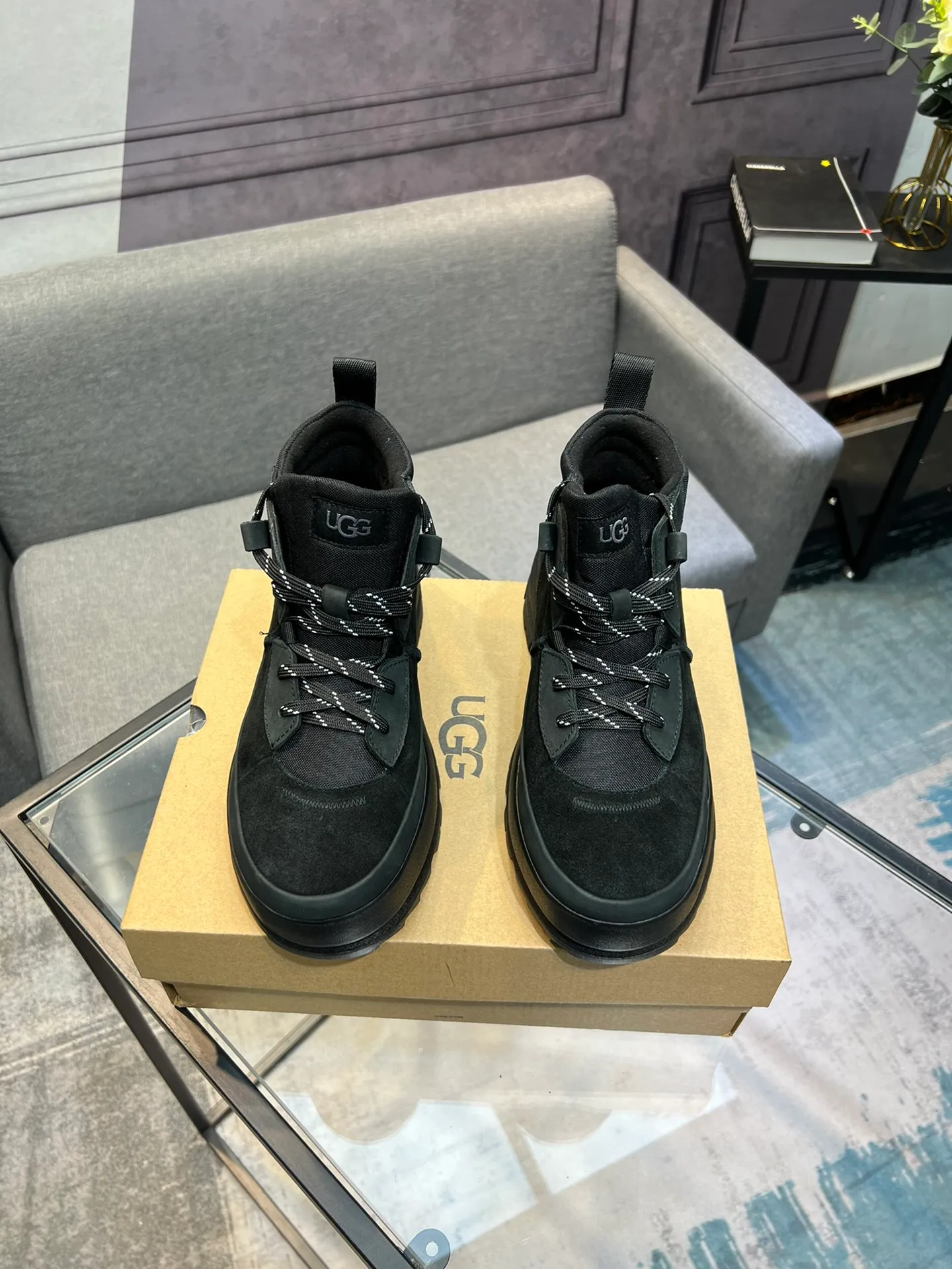 Men's shoes 💰620 (UGG) New 👉 Warm series for casual men, the simple and elegant shoe style sublimates the classics, the fabric is made of imported cowhide embossed ➕ warm real wool lining, and the special rubber outsole upgrades the wearing experience ✌️ Comfortable on the feet, very domineering! Code number:38-44